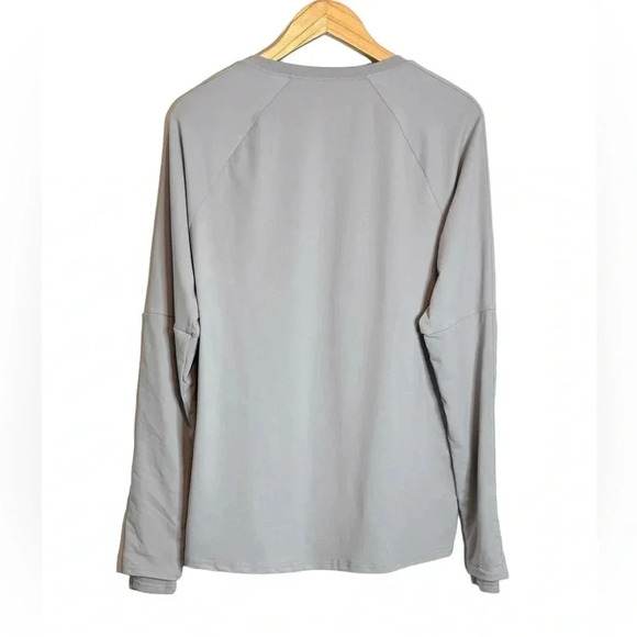 Fabletics | Cashel Adjustable Sleeve Top II Gray Cinch Sleeve Thumbholes - Picture 6 of 10